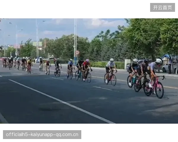 自行车少年跌倒不放弃，毅然推车跑完全程感动全场